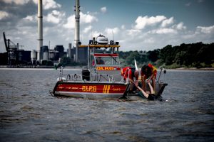 Die DLRG bei einer Rettungsaktion auf der Elbe mit dem Boot.