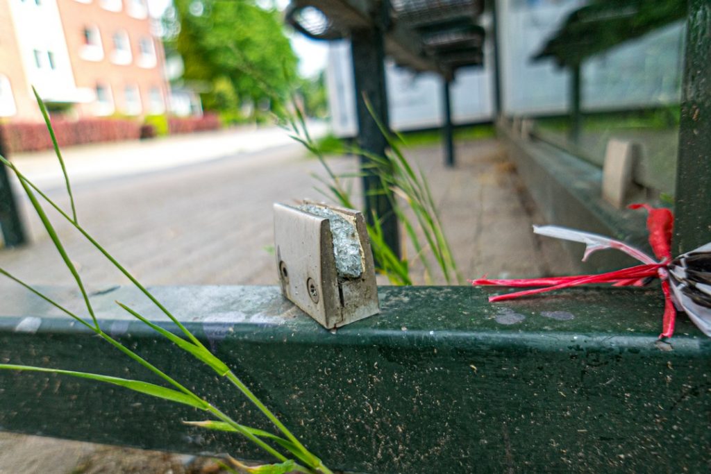 Vandalismus: An 18 Buswartehäuschen im Wedeler Stadtgebiet – wie hier an der Haltestelle Gärtnerstraße – werden die insgesamt 29 zerstörten Glasscheiben ersetzt. // Foto: Stadt Wedel/Kamin