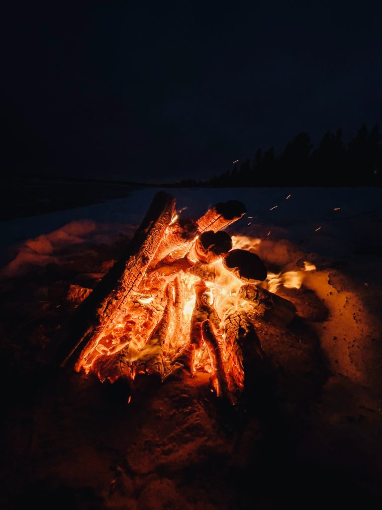 Das Lagerfeuerkonzert am 24. Juni soll das I-Tüpfelchen eines besonderen Tages werden. // Foto: Hans Isaacson auf Unsplash (Symbolbild)