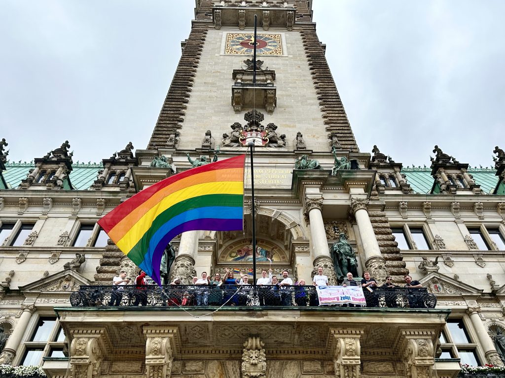 Regenbogenfahne am Rathaus läutet die Pride Week ein