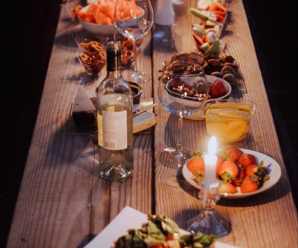 Ganz Ottensen ist eingeladen, unter freiemHimmel zu feiern. // Foto: Stephanie McCabe auf Unsplash (Symbolbild) Dinner