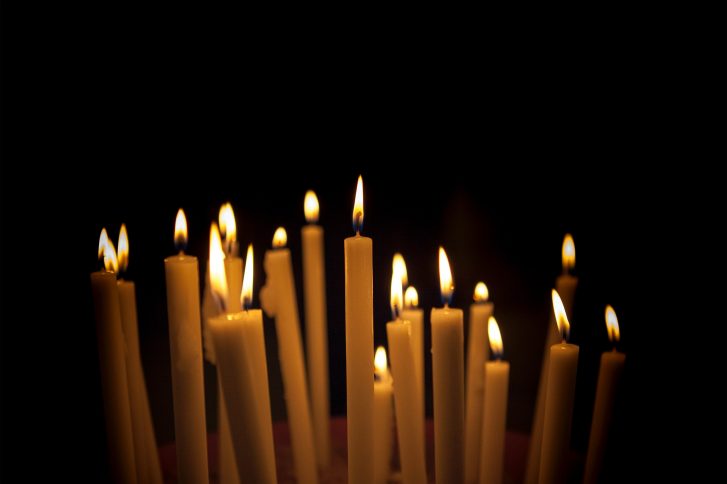 Kerzenlicht soll an diesem Abend für die richtige, stromfreie Stimmung sorgen. // Foto: Nicola Fioravanti auf Unsplash keyword: unplugged
