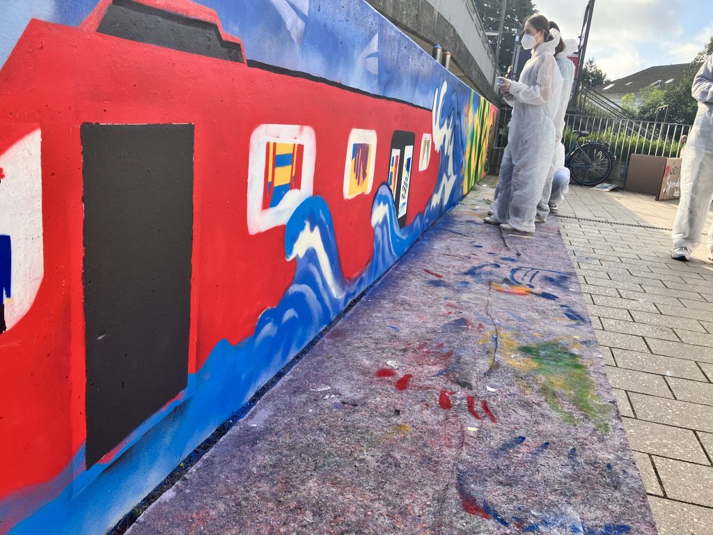 Graffiti -Kunst in Blankenese: Das Kunstwerk greift das Thema Reise auf