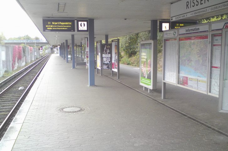 S-Bahnhof Rissen: Der 41-jährige Hamburger stürzte aus bislang ungeklärten Gründen auf die Gleise. // Foto: Rmw73, S-Bahnhof in Hamburg-Rissen 2009b, CC BY-SA 3.0