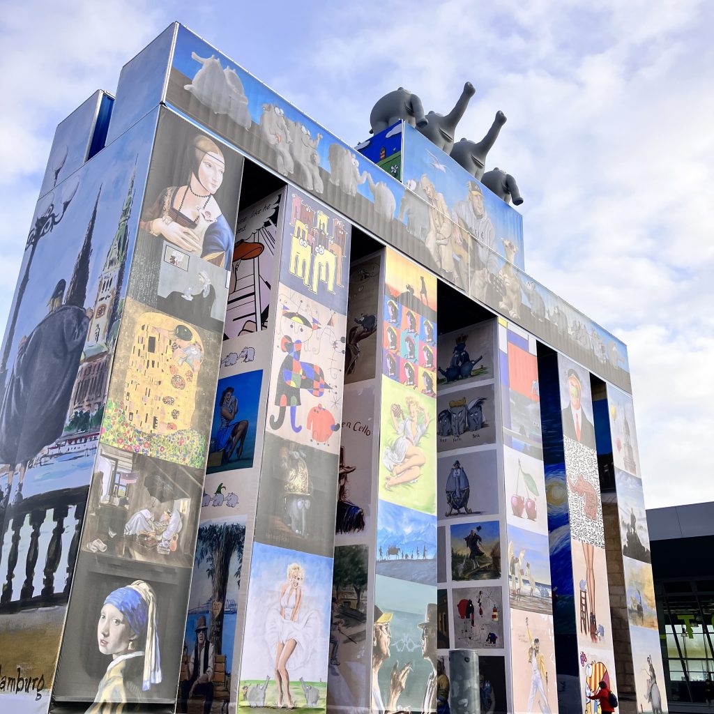 Das Global Gate bietet rund 2.000 Quadratmeter Ausstellungsfläche. Die zieren nun Kunstwerke von Otto Waalkes.
