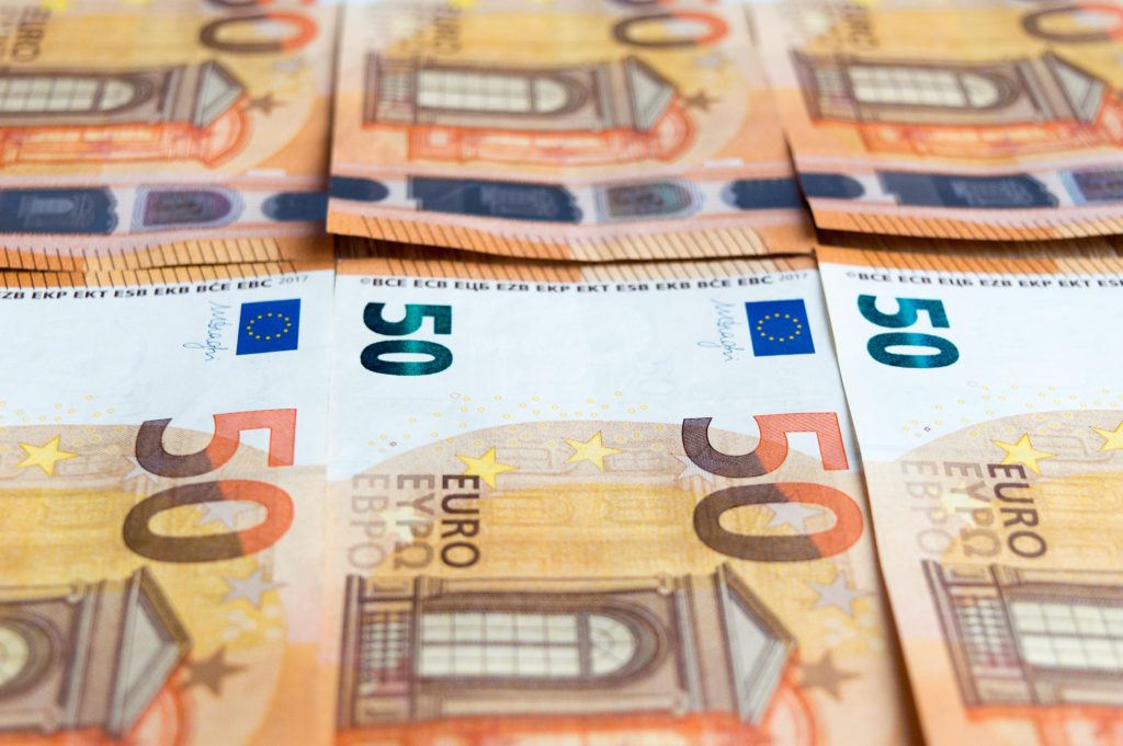 Beim Falschgeld handelt es sich um falsche Fünzig-Euro-Noten. Mit über 40 Prozent stellen sie den Großteil der Banknoten dar. (Symbolbild) // Foto: Lukasz Radziejewski auf Unsplash