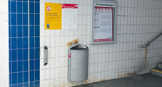 Schauerlicher Anblick am Bahnhof Iserbook: Der Treppenaufgang soll in den nächsten Monaten saniert werden.