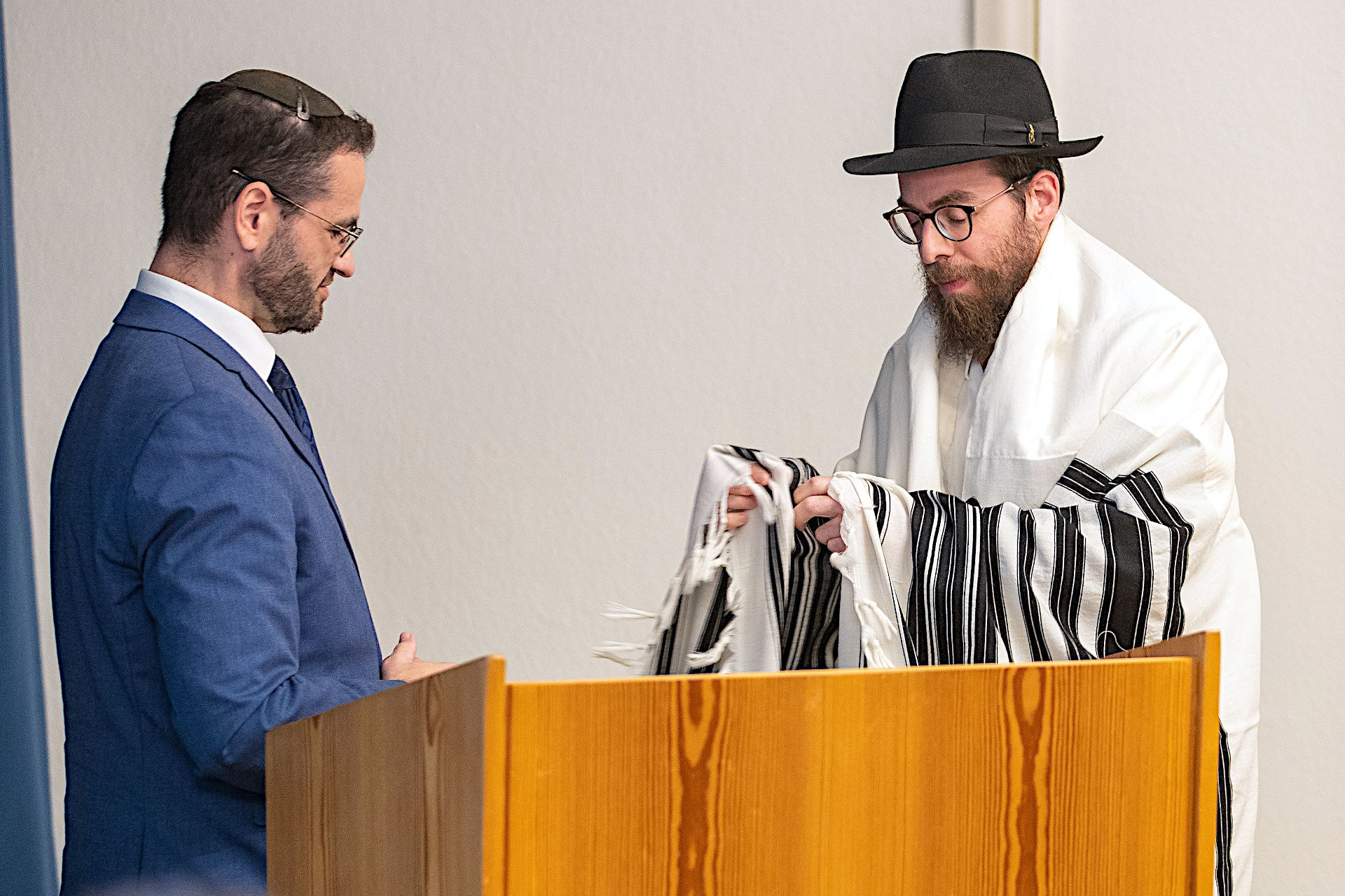 Amtseinführung von Rabbiner Shmuel Havlin (r.) an der Führungsakademie durch Militärbundesrabbiner Zsolt Balla. // Foto: Bundeswehr / Christian Gelhausen