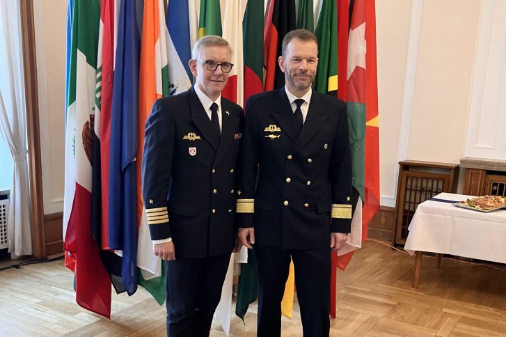 Kapitän zur See Michael Giss - Kommandeur des Landeskommandos Hamburg und Konteradmiral Ralf Kuchler, Kommandeur der Führungsakademie der Bundeswehr in Hamburg (v.l.)
