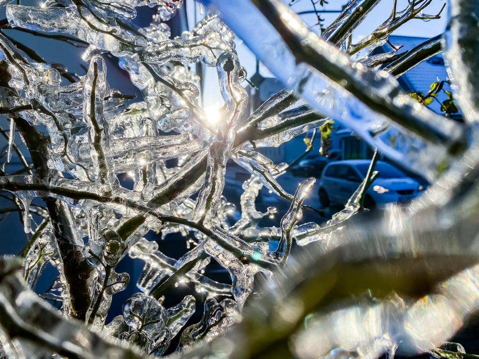 Winterliches Wetter sorgt nicht nur für schöne Eisskulpturen, wie hier am Ernst Barlach Haus, sondern auch für vereiste Straßen. // Foto: Stadt Wedel/Kamin - Keyword Eis Winter Glätte Wedel