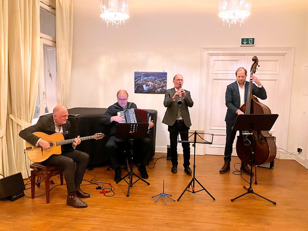 Die Stringbrothers verbinden europäischen Gypsy-Swing mit modernem Jazz. Das Quartett eröffnete den Jahresauftakt. // Keyword: Goßlerhaus