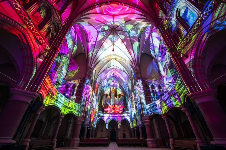 Kulturkirche Altona: Genesis II zeigt die Schöpfungsgeschichte in einer bildgewaltigen 3D-Lichtshow.