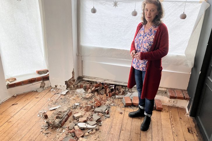 Petra Gutschow, hier im betroffenen Raum der Goldschmiede, trägt den Unfall mit Fassung. Die Anspannung ist ihr dennoch anzumerken.