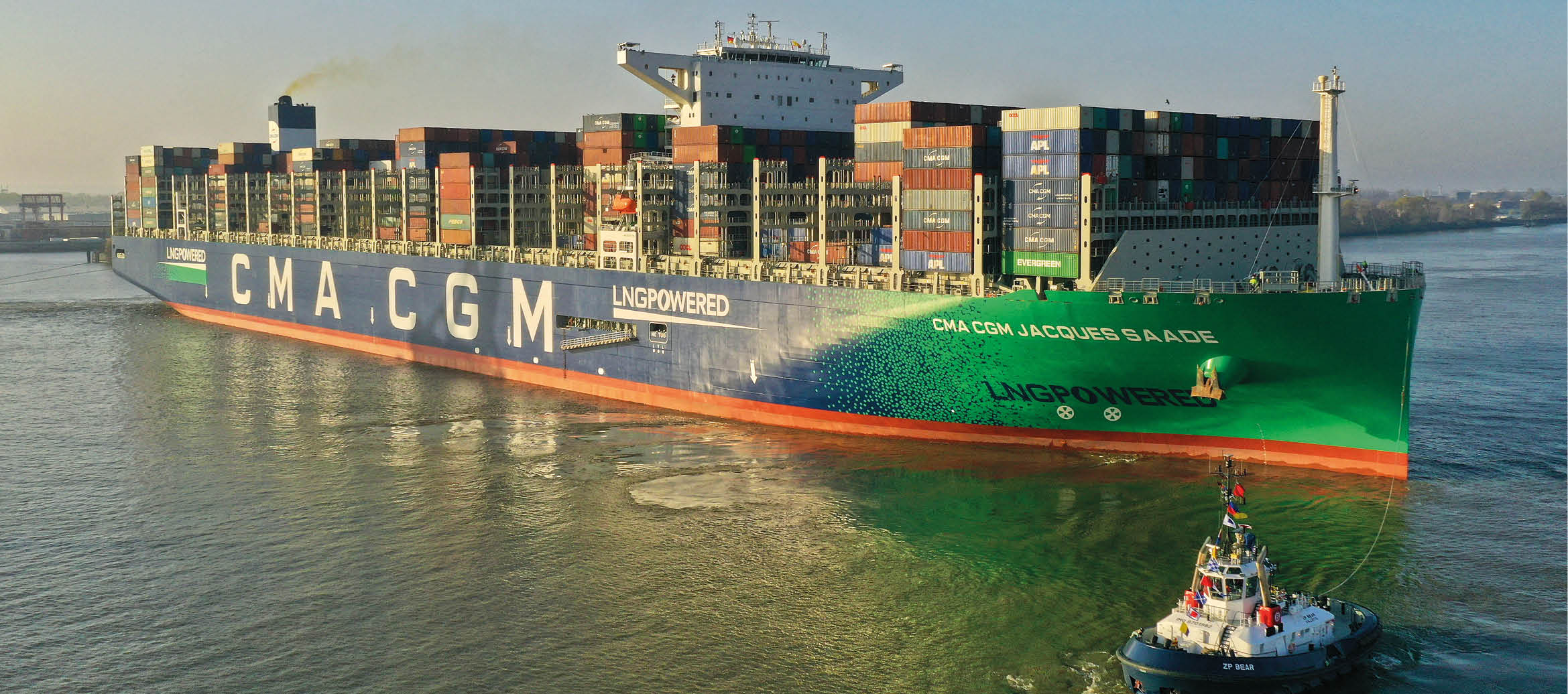 Die „CMA CGM Jacques Saadé“ ist das weltweit erste Megamax-Containerschiff (23.000 TEU) das mit Liquefied Natural Gas (LNG) fährt. // Foto: HHM/Hasenpusch Productions