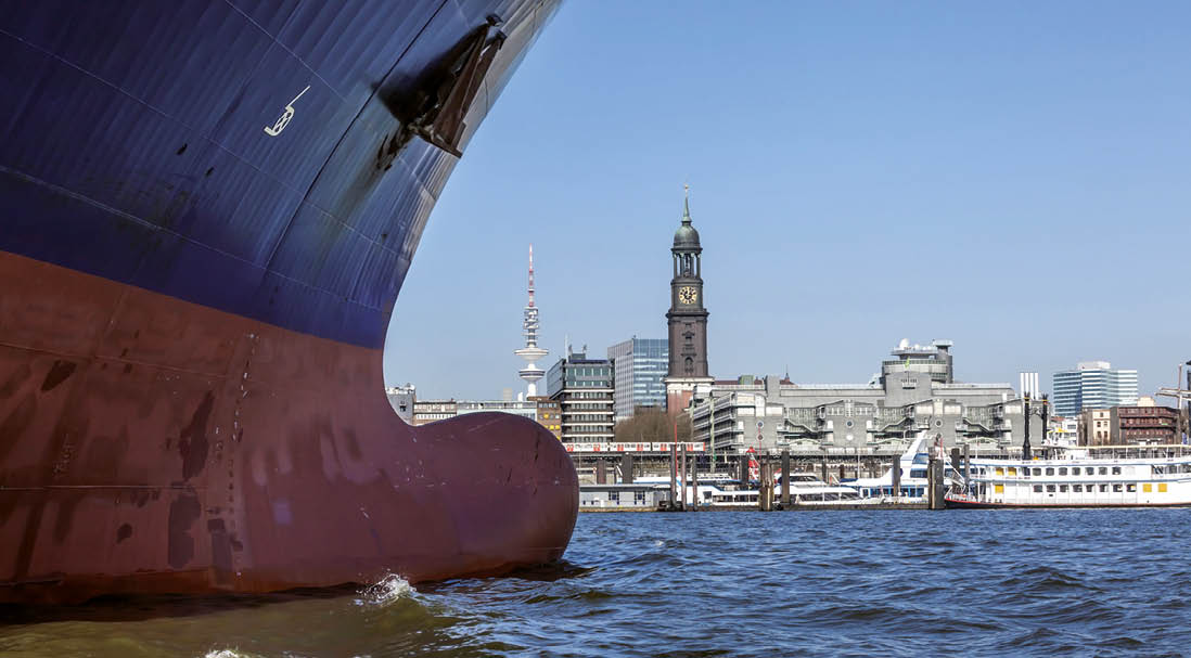 Die wirtschaftliche Bedeutung des Containerhandels für Hamburg sinkt. Das ist aber keine Hiobs-Botschaft. Der Hafen wirkt sinnstiftend und ist ein Magnet für Gäste. Die Umsätze der Tourismusbranche übertreffen die der Hafenwirtschaft mittlerweile. // Foto :Gerhard1302 /Adobe Stock