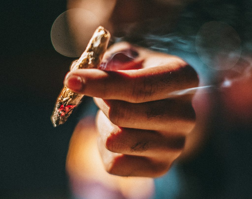 Bringt das neue Cannabis-Gesetz den Jugendschutz wirklich voran oder schadet es ihm?// Foto: Chase Fade auf Unsplash