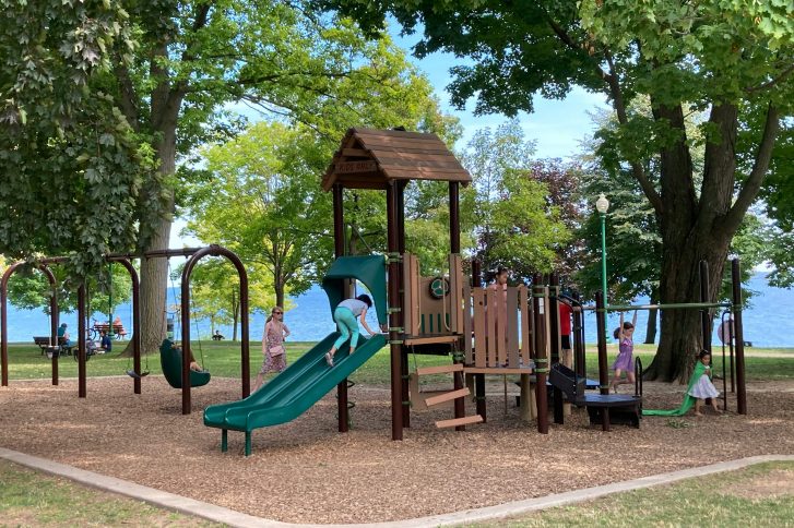 Spielplätze in Wassernähe sind nicht ungewöhnlich. Nur scheint Hamburg strengere Vorgaben zu machen als etwa die Gemeinde Wedel. // Foto: Oakville News auf Unsplash (Symbolbild) - Keyword: Elbstrand