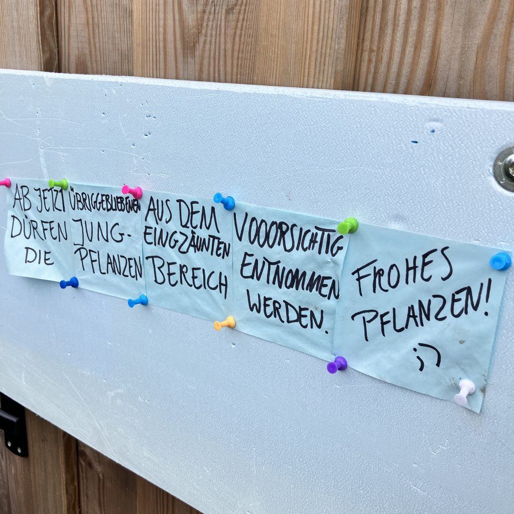 Kleine Hilfestellungen und Erinnerungen finden sich am Schuppen ebenfalls.