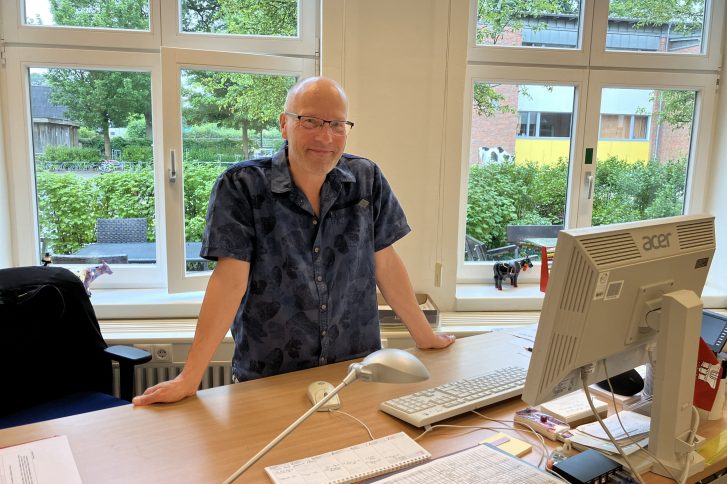 Peter Mein (67) war 22 Jahre lang Rektor an der Grundschule im Lehmkuhlenweg. Seinen Schreibtisch verlässt er ruhigen Gewissens.