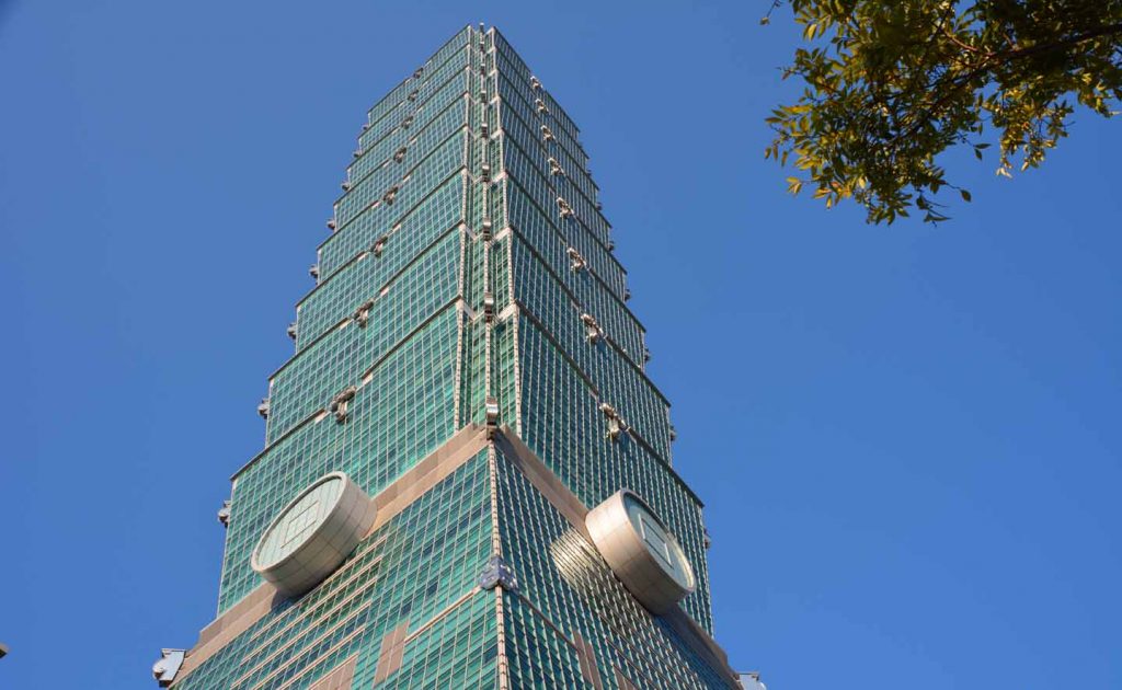 Städte wie Taipe wagen den Spagat aus Tradition und Hypermoderne. Dies zeigt sich besonders gut an der Architektur, die hier beides miteinander verbindet. // Foto: Jochen Szech