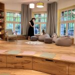 Die Arena bietet auf zwei Ebenen Sitzgelegenheiten bei Veranstaltungen. Unter dem Podest befinden sich tiefe Schubladen für Stauraum.