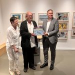 Dagmar Gausmann-Läpple, Illustrator Peter Schössow und Carsten Brosda (v.l.), Peter Schössow überreicht Carsten Brosda eine von Harry Rowohlt signierte Ausgabe des Kinderbuchklassikers 