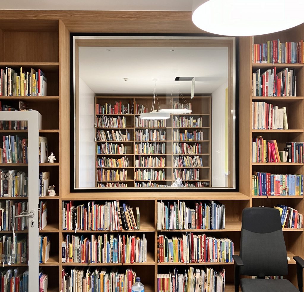 Durch alle Räume zieht sich der Gedanke guter Raumnutzung. So finden in den hinteren Räumen zugleich rund 5.000 Bücher ihren Platz. Für den Durchblick und genügend Licht sorgt ein Fenster zwischen den Büroräumen.