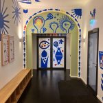 Schon der Eingangsbereich lockt mit Illustrationen.