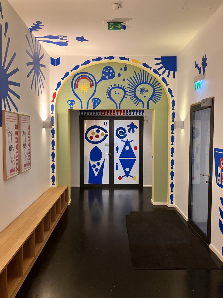 Schon der Eingangsbereich lockt mit Illustrationen.