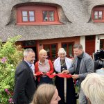 Vertreter von Stadtm Bezirk und Gemeinde durchschneiden das rote Band zur Wiedereröffnung. Jan Zunke, Geschäftsführer Sprinkenhof GmbH, Dr. Stefanie von Berg, Bezirksamtschefin Altona, Helga Neugebauer, Trachtengruppe Blankenese und Finanzsenator Dr. Andreas Dressel (v.l.)