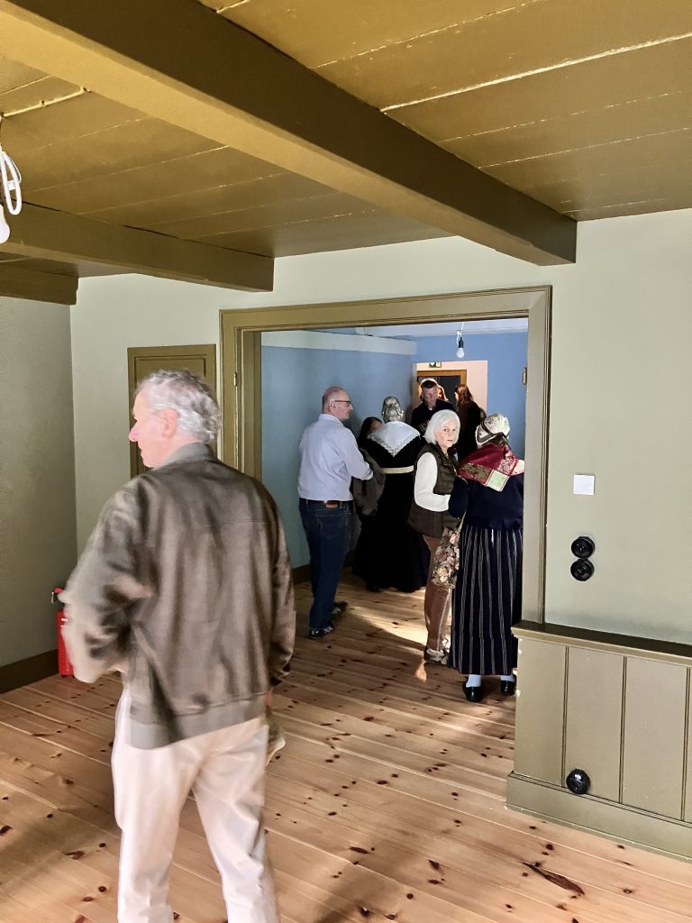 Die Räume zeigen sich in wunderbarem altem Charme.