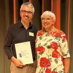 Florian Wernicke nimmt für die Buchhandlung Wassermann den Preis in der Kategorie 