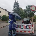 Ein Verkehrsmonster scheut Regen nicht. Tapfer steht es am Eingang der provisorischen Schulstraße. // Foto: Elternrat Schule Wesperloh.
