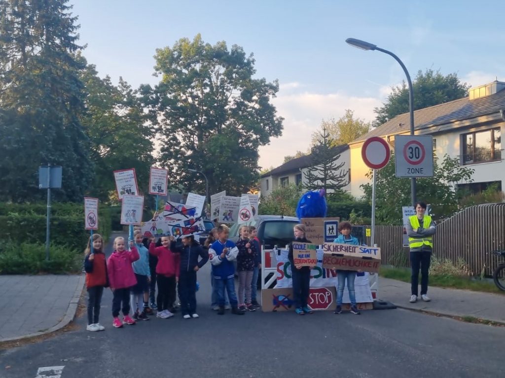 "Lasst das Elterntaxi stehn, unsre Beine sind zum gehn." – Die Drittklässler der Schule Wesperloh haben eine feste Meinung zum Verkehrsthema. // Foto: Elternrat der Schule Wesperloh