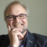 Der Theologe und Seelsorger Thomas Weiß liest in Groß Flottbek aus seinem neuen Buch. // Foto: Joachim Faber, Karlsruhe