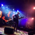 „The Mighty Rollers“: Das Trio mit Rico Bowen verbindet die schlichte Akustikgitarre, die tiefen, satten Töne des Kontrabasses. // Foto: 