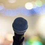 Die Kandidierenden für den Bürgermeisterposten in Wedel stellen sich einer Podiumsdiskussion. // Foto: Elliot Sloman auf Unsplash Keyword: Bürgermeisterwahl