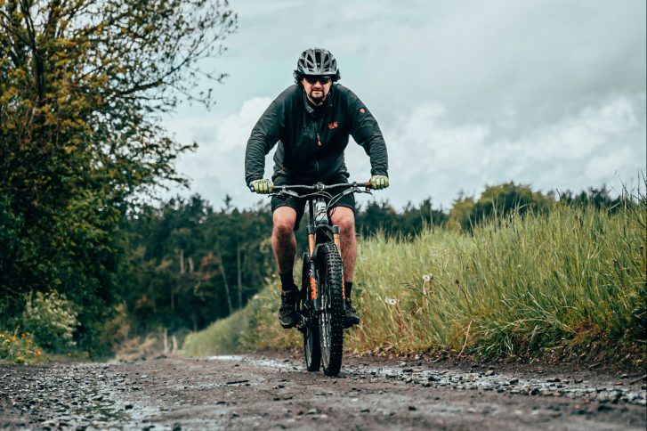 Der Saatlandsdamm ist das fehlende Glied zur Elb-Fahrradstraße. // Foto: Jonas Jaeken auf Unsplash