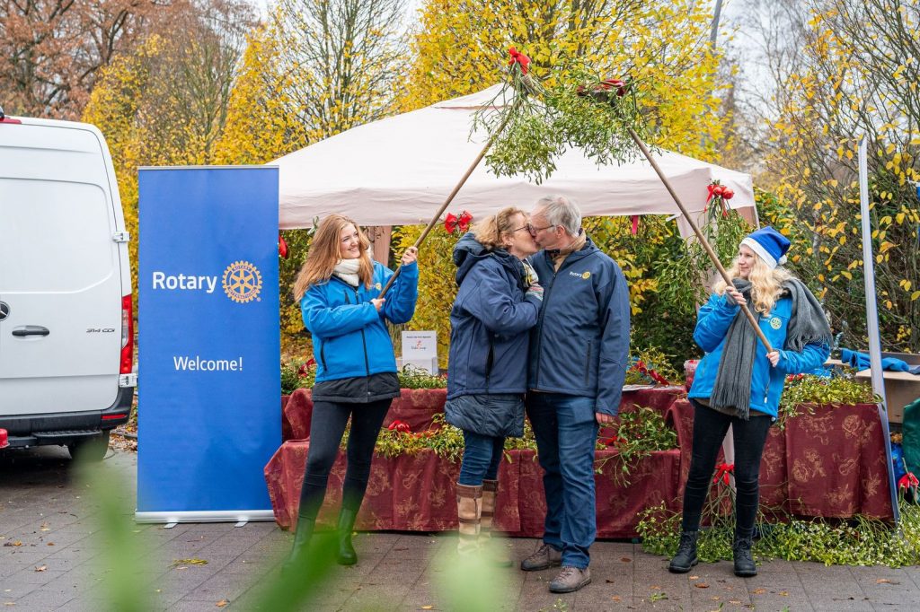 Die Organisatoren testen die Wirkung der Misteln. - Keyword: Mistelverkauf