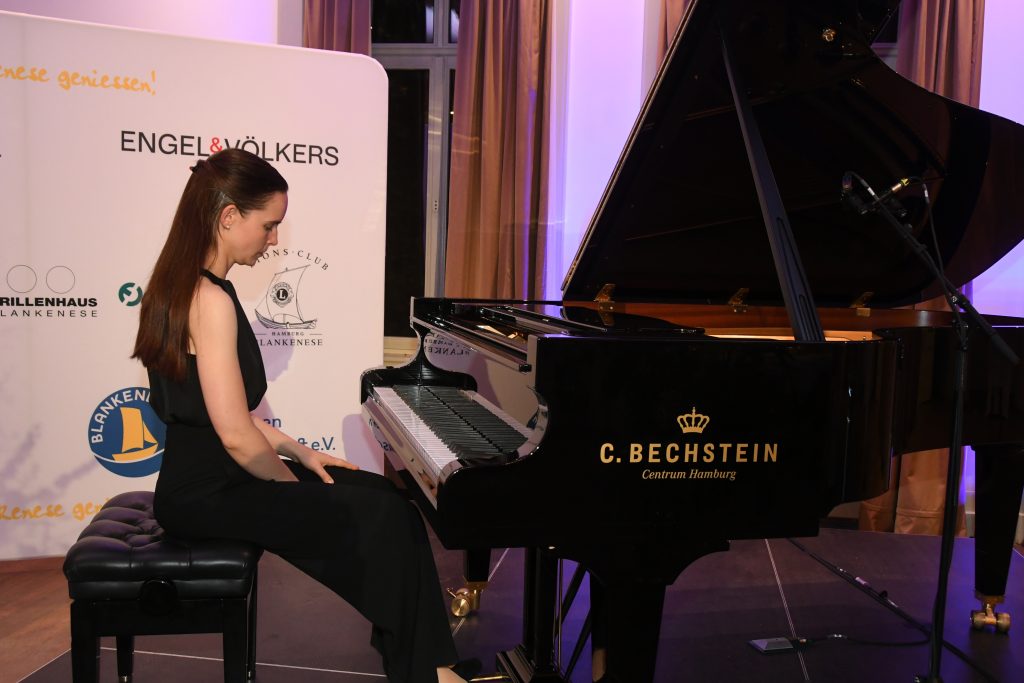 Sophie Weidemann vor dem ersten Anschlag der Tasten. Wird alles gutgehen?