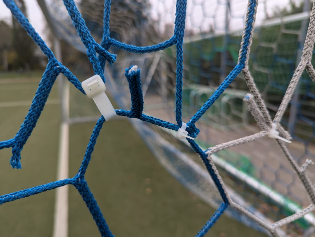 Gewusste wie: Kabelbinder helfen fürs Erste. Es bleibt ein Provisorium.