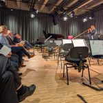 Festliche Eröffnung im Lilly-Giordano-Saal. Das erste Instrument, das hier offiziell erklingt, ist ein Alphorn. Vielleicht ein Zeichen, dass diesem Ort nie die Puste ausgehen wird und die Musik weithin wahrgenommen werden soll.