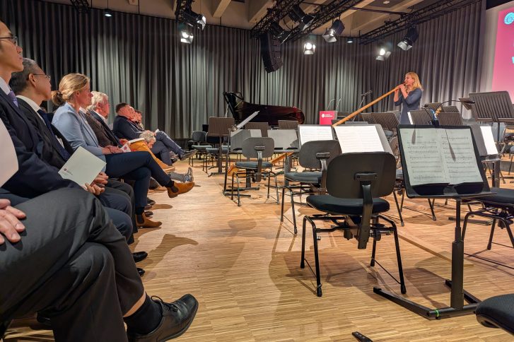 Festliche Eröffnung im Lilly-Giordano-Saal. Das erste Instrument, das hier offiziell erklingt, ist ein Alphorn. Vielleicht ein Zeichen, dass diesem Ort nie die Puste ausgehen wird und die Musik weithin wahrgenommen werden soll.