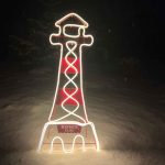 Der Mini-Leuchtturm ist dem Wahrzeichne Rissen nachempfunden. Mehr zur Geschichte des großen Leuchtfeuers zeigt nun eine Ausstellung. // Foto: https://rissener-leuchtturm.de