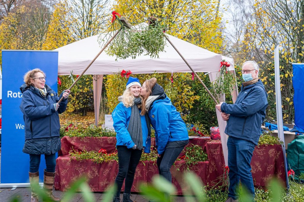 Der Brauch sagt: Wer unter einem Mistelstrauch steht, der muss sich küsssen ...
