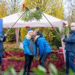 Der Brauch sagt: Wer unter einem Mistelstrauch steht, der muss sich küsssen ...