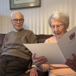 Carl und Elfriede Wetzel erhielten zu ihrem Ehrentag eine besondere Urkunde des Kreises Pinneberg. // Foto: Stadt Wedel
