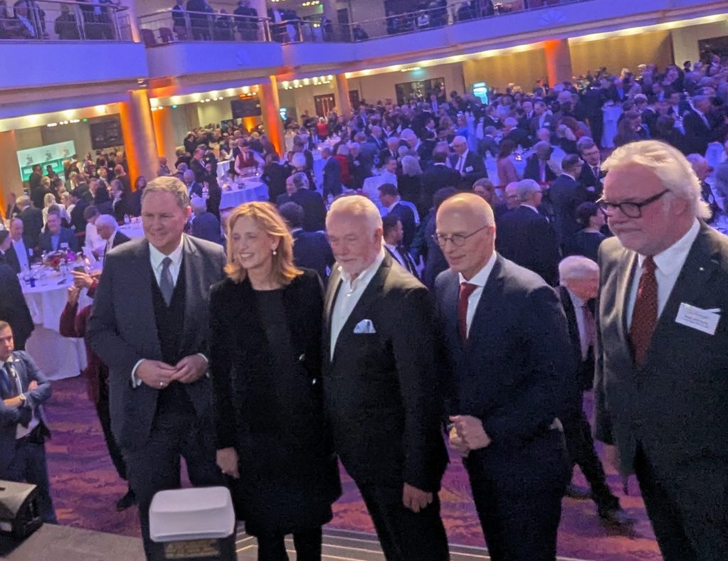 Dr. Carsten Brosda (SPD), Kultursenator der Freien und Hansestadt Hamburg; Karin Prien (CDU), Ministerin für Allgemeine und Berufliche Bildung, Wissenschaft, Forschung und Kultur des Landes Schleswig-Holstein; Dr. Peter Tschentscher (SPD), Erster Bürgermeister der Freien und Hansestadt Hamburg, Wolfgang Kubicki (FDP), Vize-Vorsitzender der FDP und Vize-Präsident des Deutschen Bundestages; Klaus Schümann, Chefredakteur des Hamburger Klönschnack (v.l.)