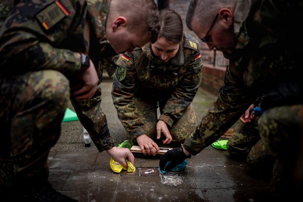 Soldatinnen und Soldaten der Führungsakademie polieren Stolpersteine einer Familie, die aus dem Grindelviertel deportiert wurde. // Foto: Bundeswehr/Pieter-Pan Rupprecht