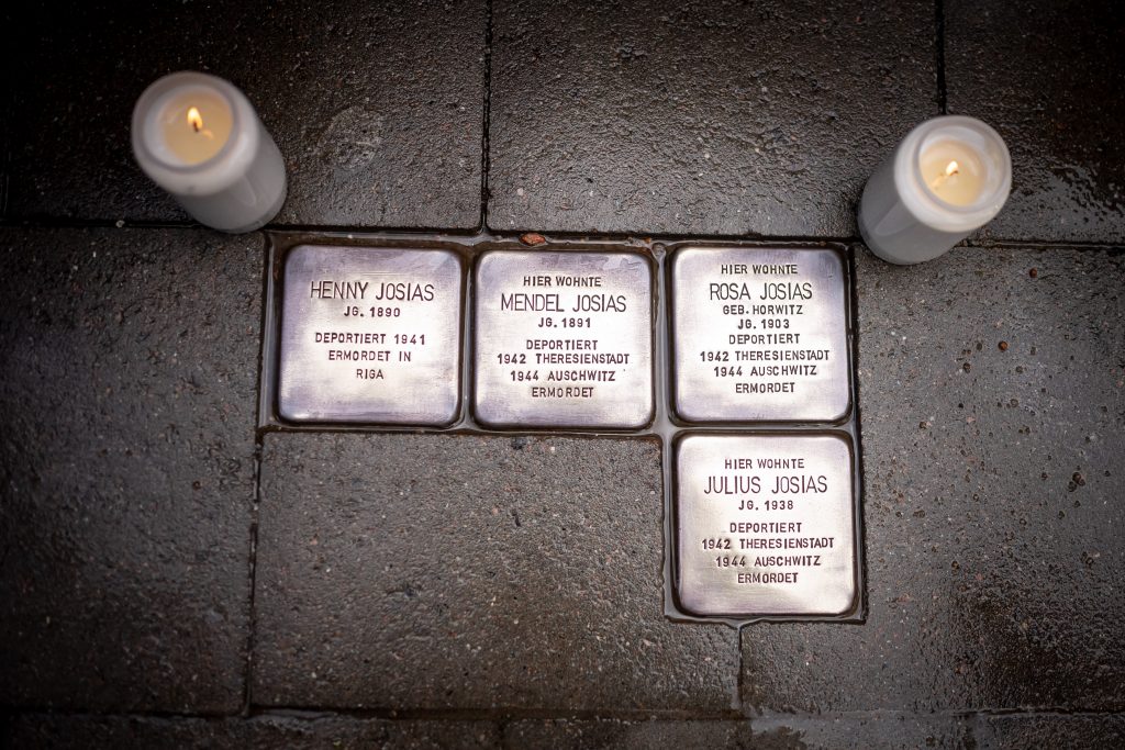 Kleine Mahnmale: Die Stolpersteine der Familie Josias in der Bogenstraße glänzen wieder. // Foto: Bundeswehr/Pieter-Pan Rupprecht